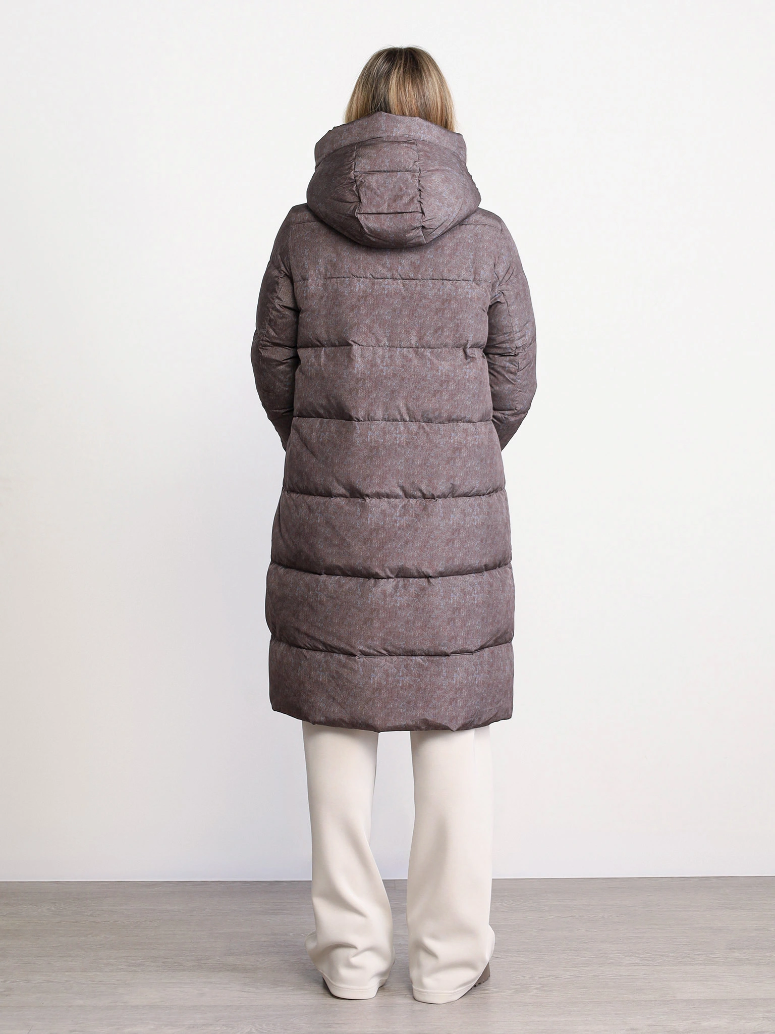 Пуховик коричневого цвета с двойным капюшоном